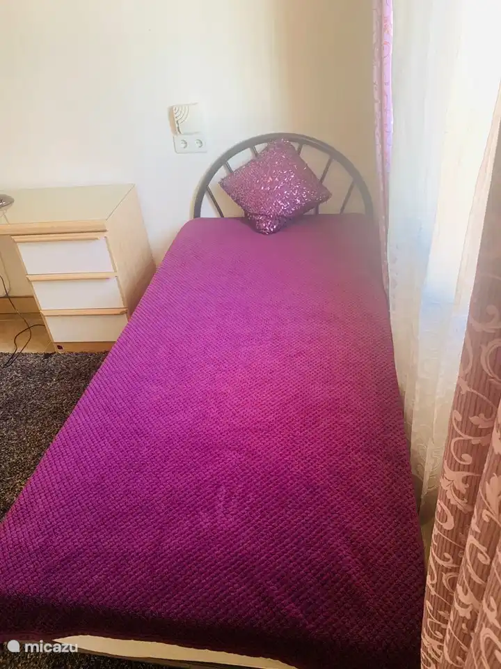 Zweites Schlafzimmer mit zwei Einzelbetten