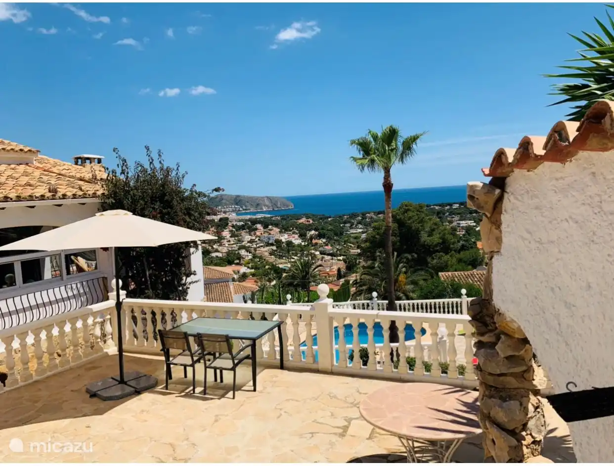 Große Terrasse mit Meerblick und Sonnenschirm