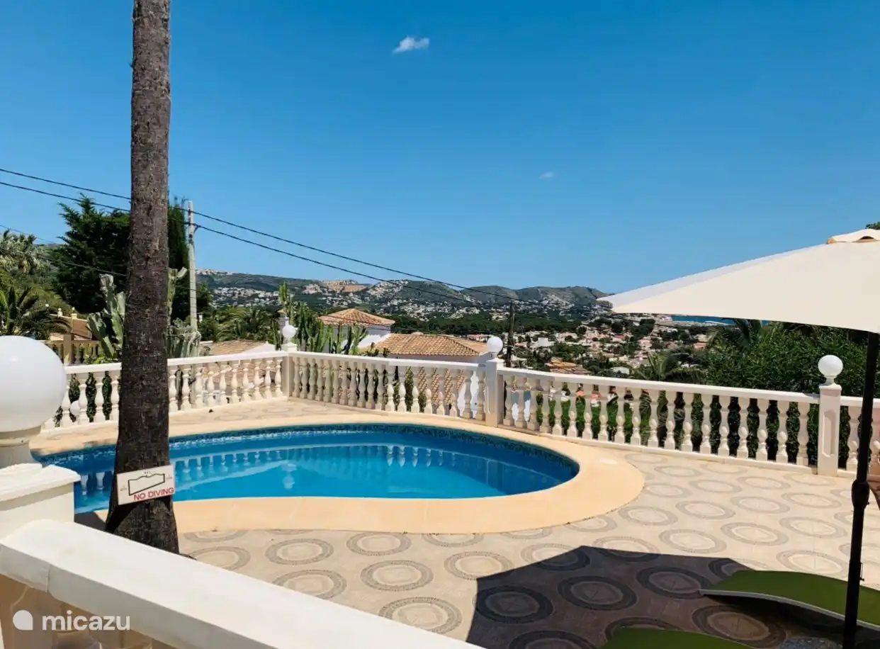 Swimmingpool mit Liegeplätzen