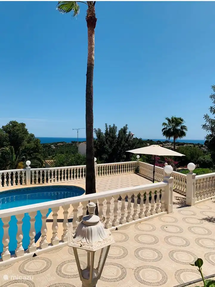 Swimmingpool mit Liegeplätzen