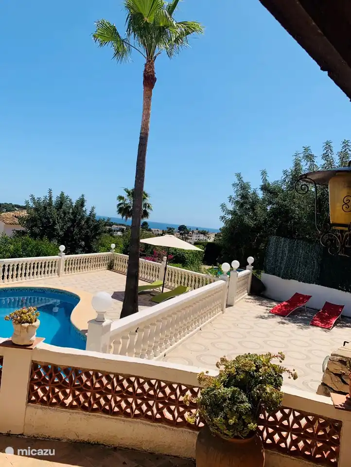 Swimmingpool mit Liegeplatz