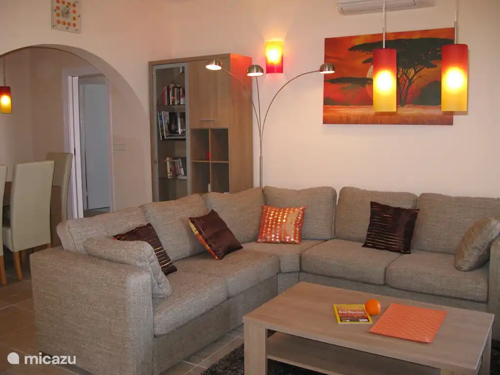 Das geräumige Wohnzimmer im Obergeschoss