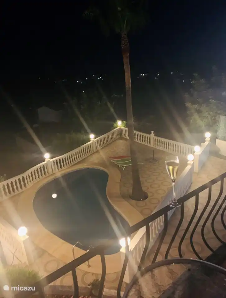 Schwimmbad bei Nacht, sehr romantisch