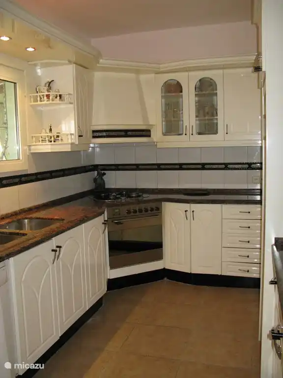 Umfangreiche Küche mit allen Geräten