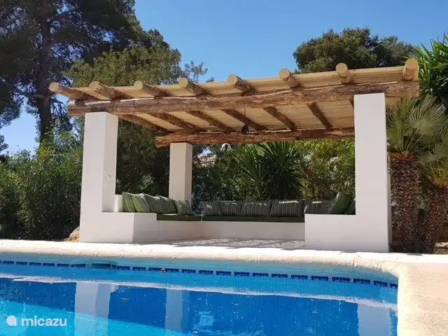 Bel espace lounge au bord de la piscine