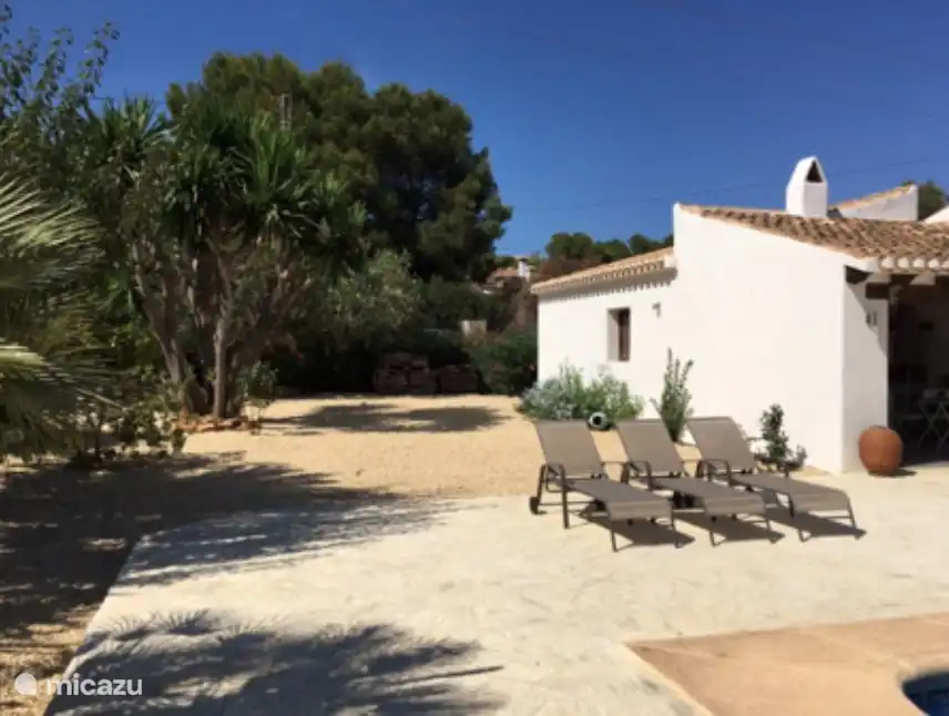 Côté de la maison, de ce côté la maison est accessible sans escalier