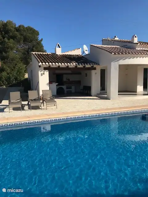 Cuisine extérieure et terrasse couverte