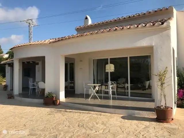 Terrasse + coin repas extérieur avec chaises design
