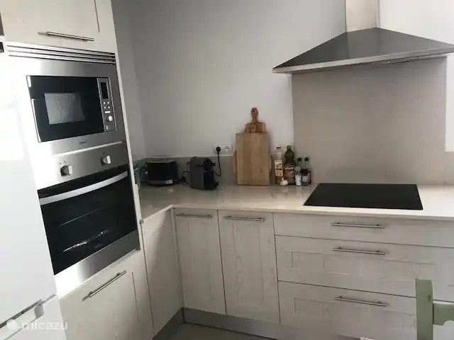 Cuisine avec micro-onde/four/cuisinière électrique/lave-vaisselle