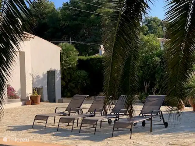 Casa Ruiz Jávea | Espagne, Costa Blanca, Jávea - finca Terrasse ensoleillée avec chaises longues