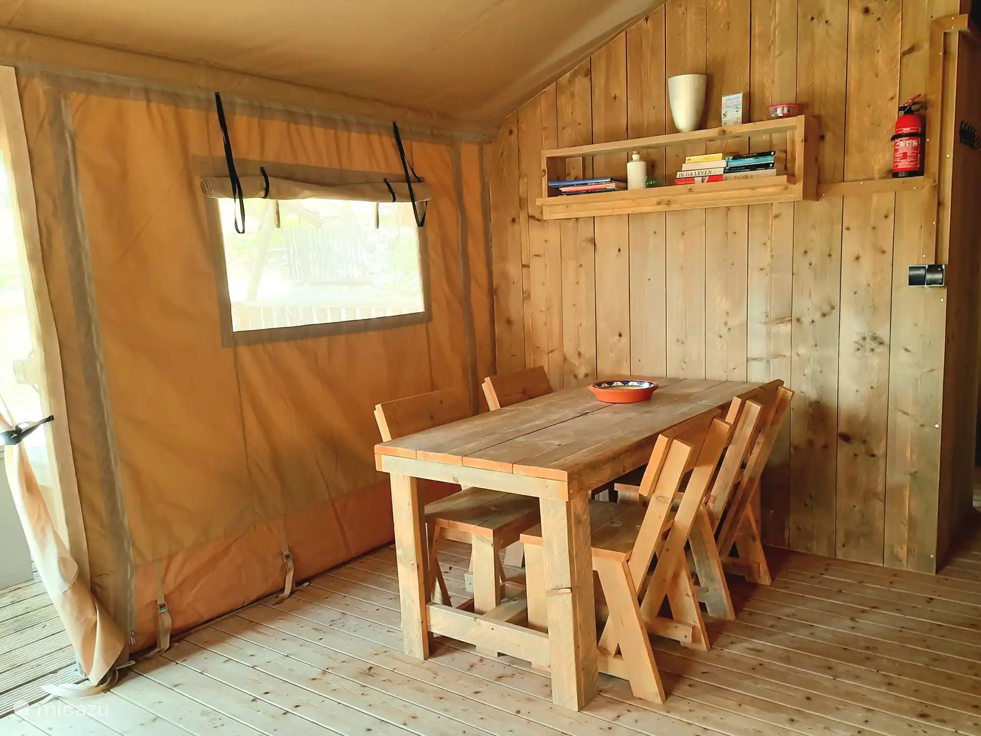 Der Esstisch im Wohnzimmer