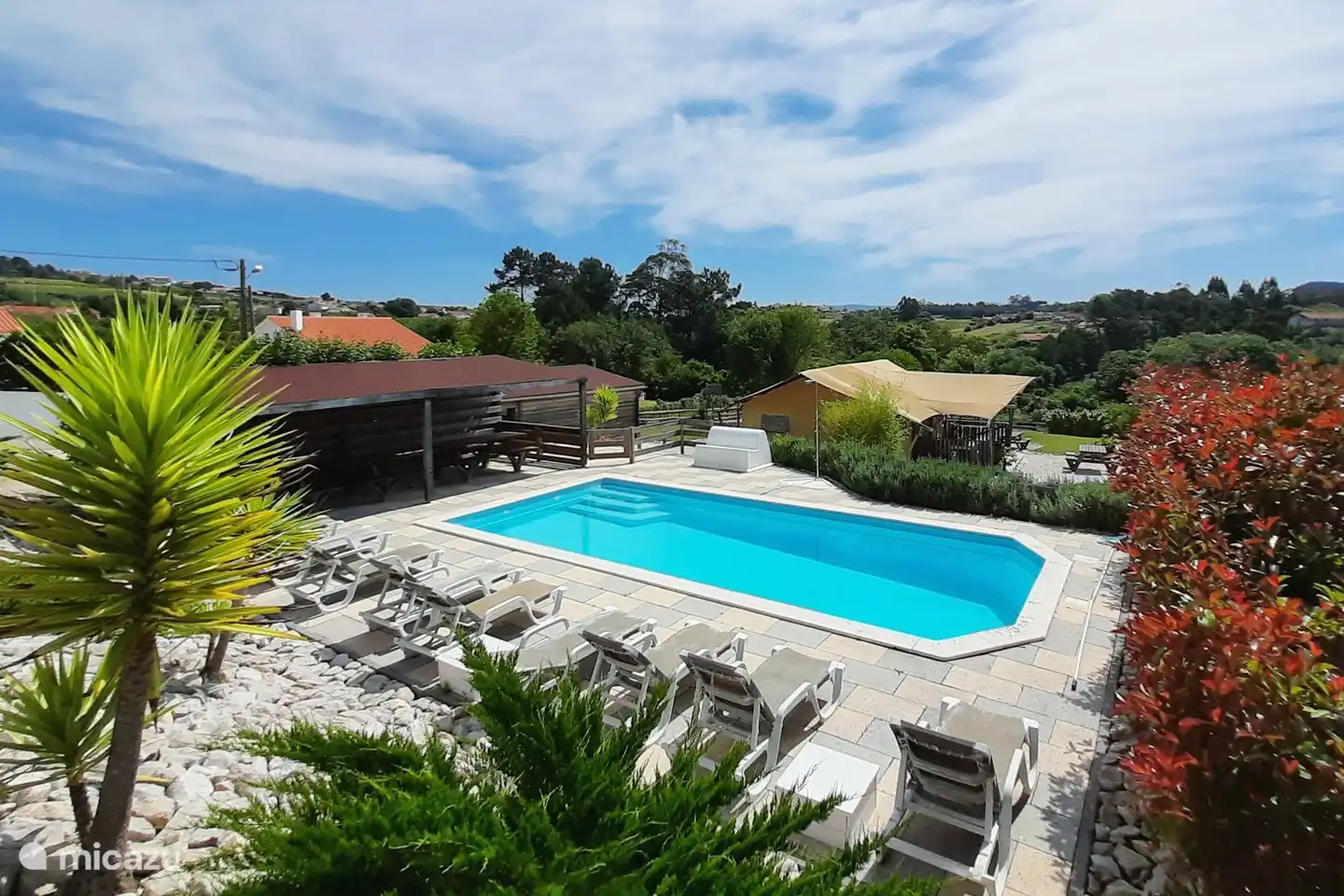 Der Swimming-Pool mit Sonnenterrasse