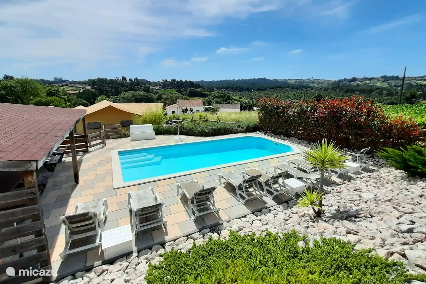 Das Schwimmbad mit Sonnenterrasse