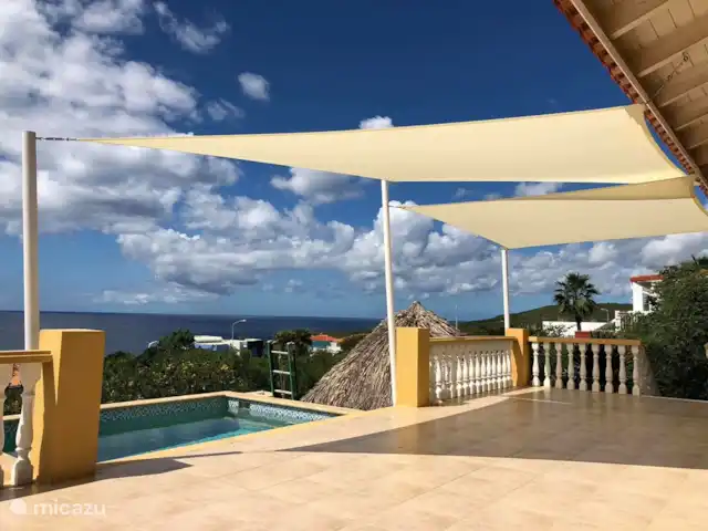 Casa Yuana en Curazao, Bandabou (oeste), Coral Estate, Rif St.Marie - casa vacacional Porche con sol, sombra y vistas