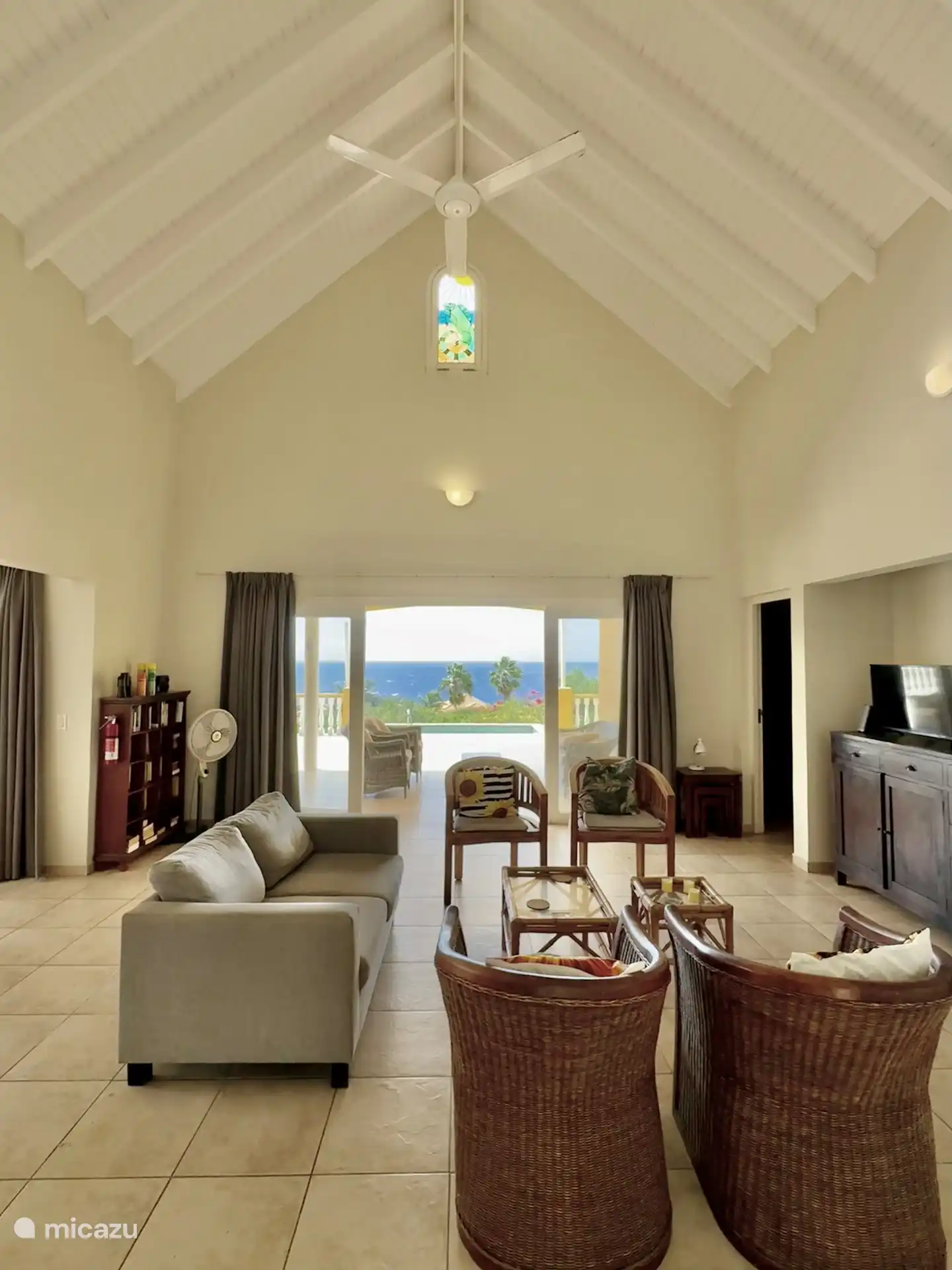 Wohnzimmer mit Blick auf die Veranda
