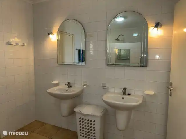 Casa Yuana en Curazao, Bandabou (oeste), Coral Estate, Rif St.Marie - casa vacacional Baño principal entre 2 dormitorios en