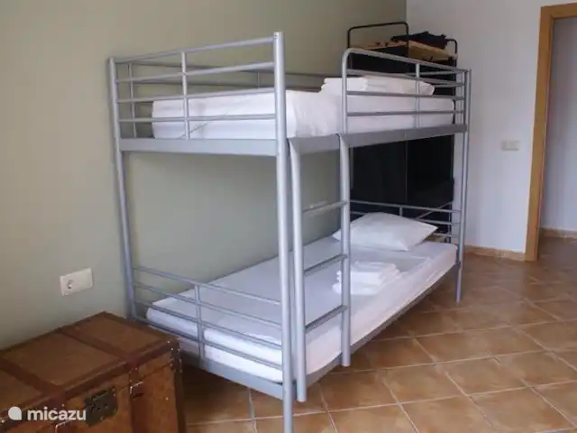 Villa Elena en España, Costa Brava, Calonge - villa dormitorio con literas en la planta baja