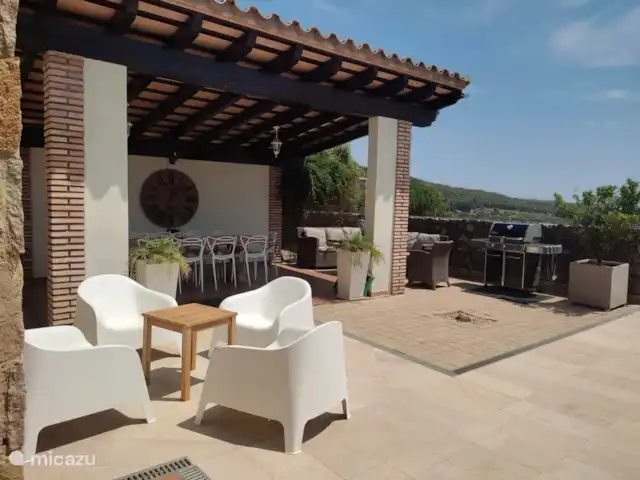 Villa Elena en España, Costa Brava, Calonge - villa Mesa de comedor y sillones para tomar una cerveza.