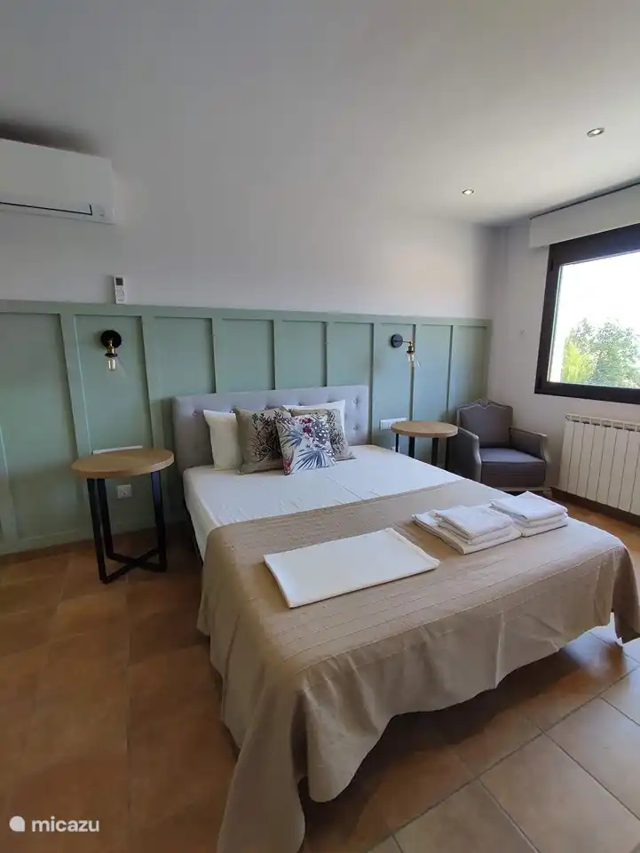 Suite bedroom, all 5 bedrooms have their air conditioning!