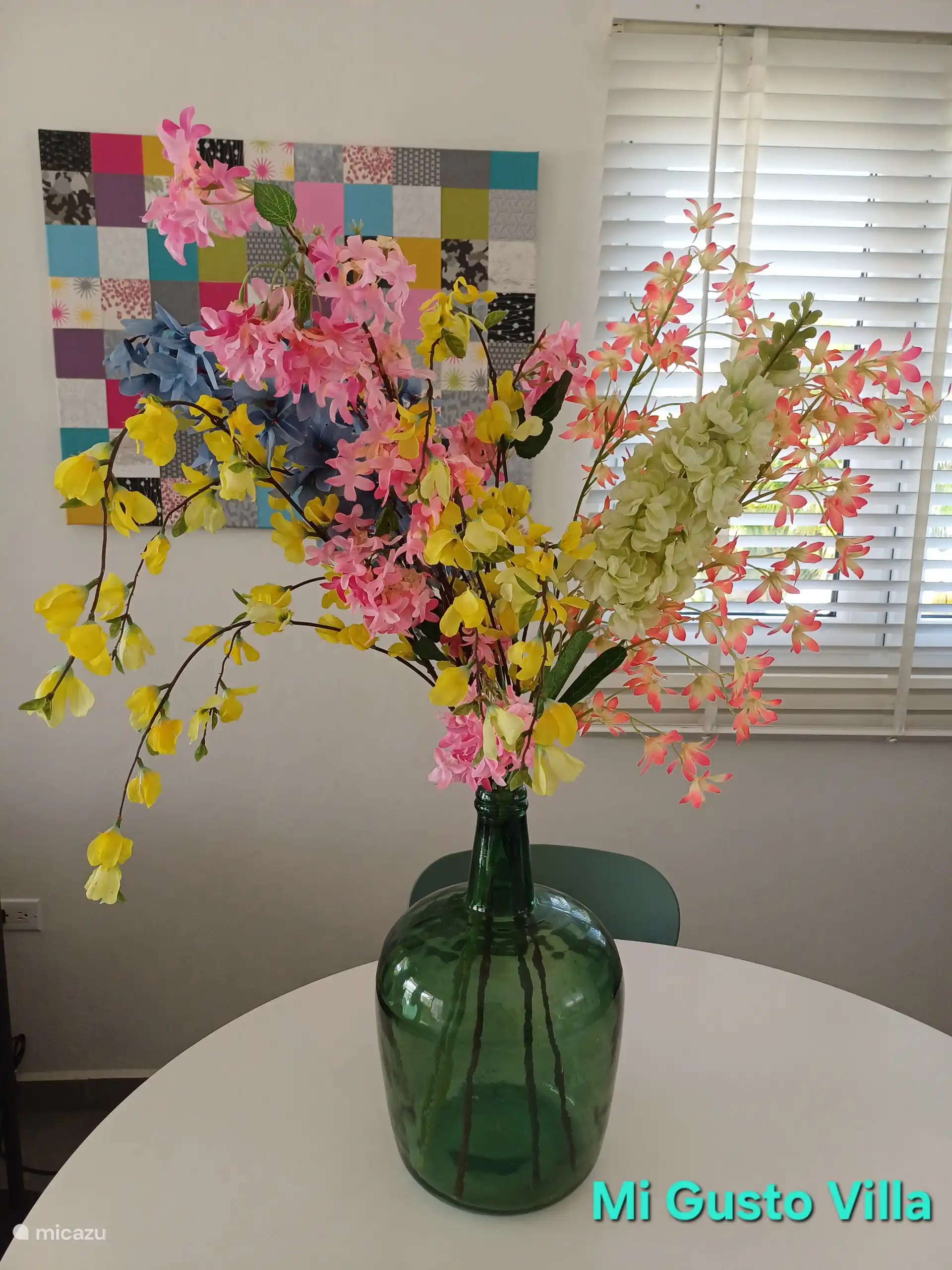 Vaas met bloemen op tafel