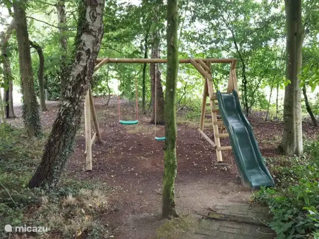 HoogTwente près d'Ootmarsum | Pays-Bas, Overijssel, Ootmarsum - maison de vacances Et l'aire de jeux avec balançoires et toboggan. Il y a aussi un bac à sable !