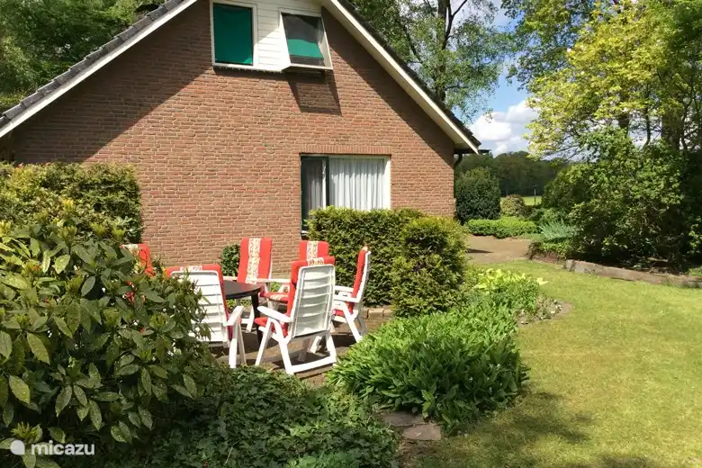 Er zijn meerdere terrassen in de ruime tuin.