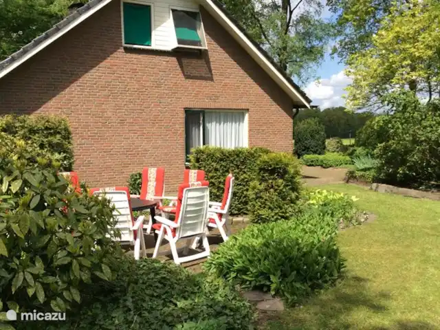HoogTwente près d'Ootmarsum | Pays-Bas, Overijssel, Ootmarsum - maison de vacances Il y a plusieurs terrasses dans le grand jardin.
