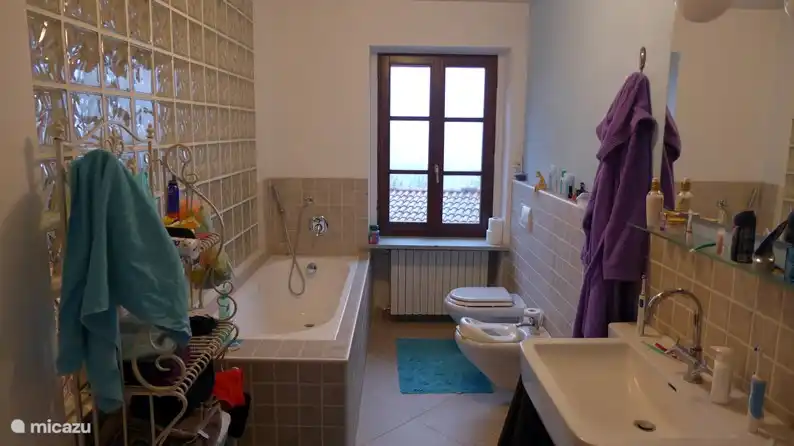 El baño en el dormitorio principal.