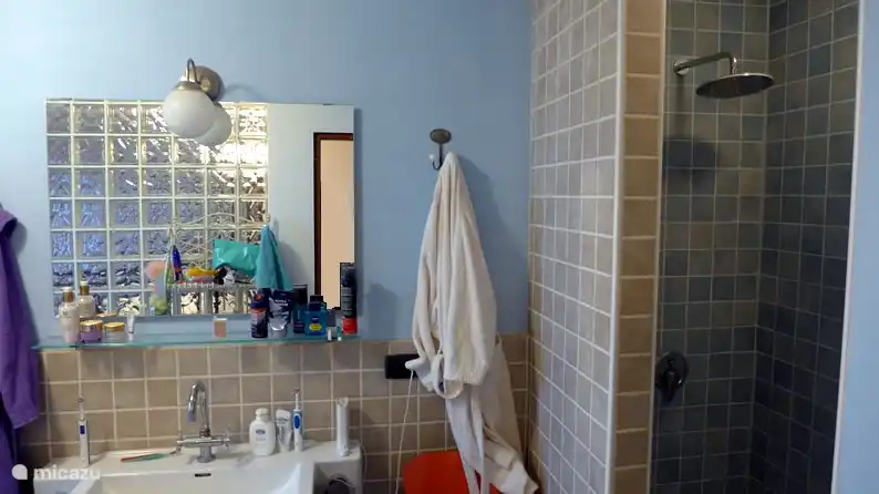 El gran cuarto de baño con ducha doble. Pueden enjabonarse románticamente...