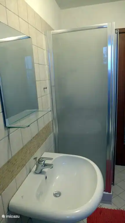 El baño de los dos dormitorios más pequeños.