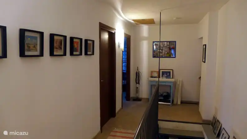 El rellano entre los tres dormitorios.