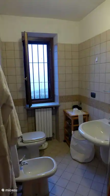 El baño en los dos dormitorios pequeños.