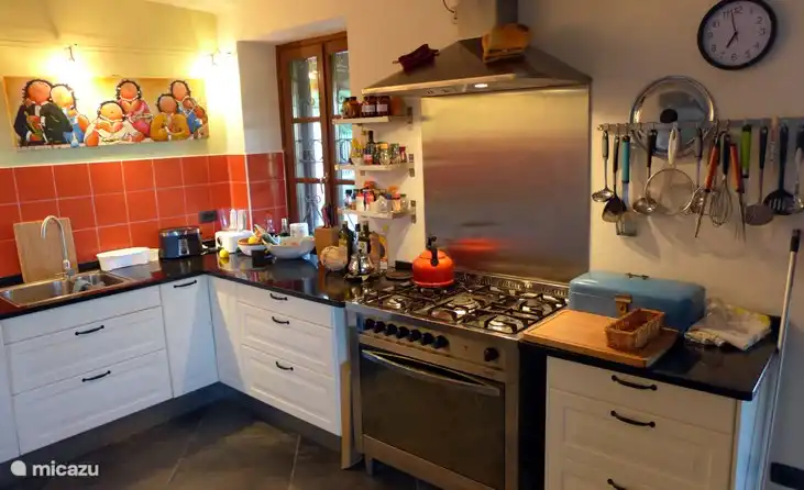 La cocina completamente equipada