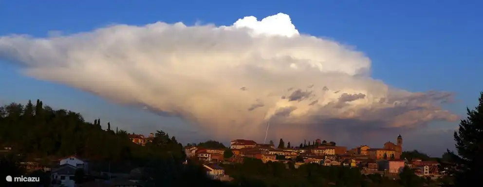 Nube tormentosa sobre el pueblo de Castelnuovo Calcea fotografiado desde el jardín