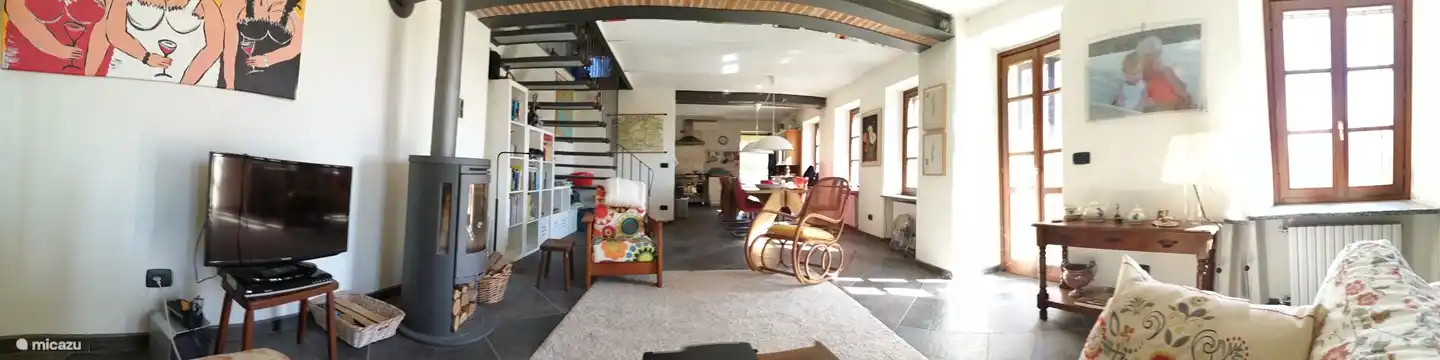 Foto panorámica de la planta baja. La habitación se ve muy amplia en esto, pero esa es la distorsión de la foto.