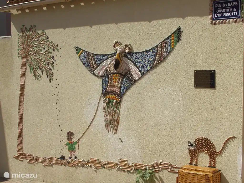 Shells decoration in the Quartier de L'île de Penotte