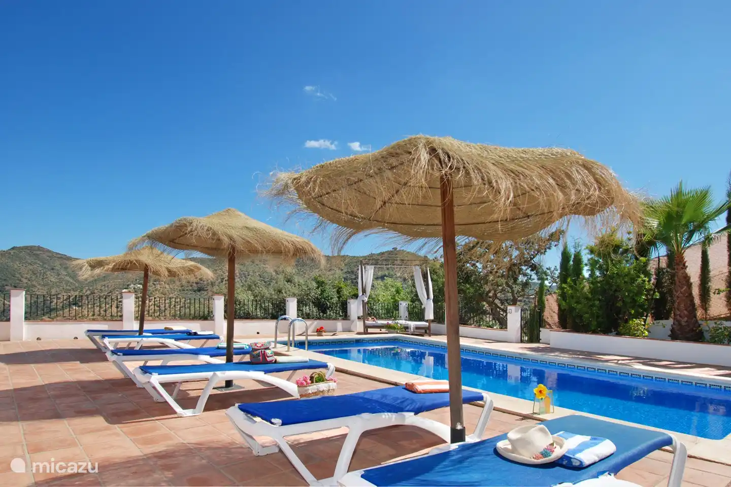 Gran piscina con excelentes zonas de sombra.