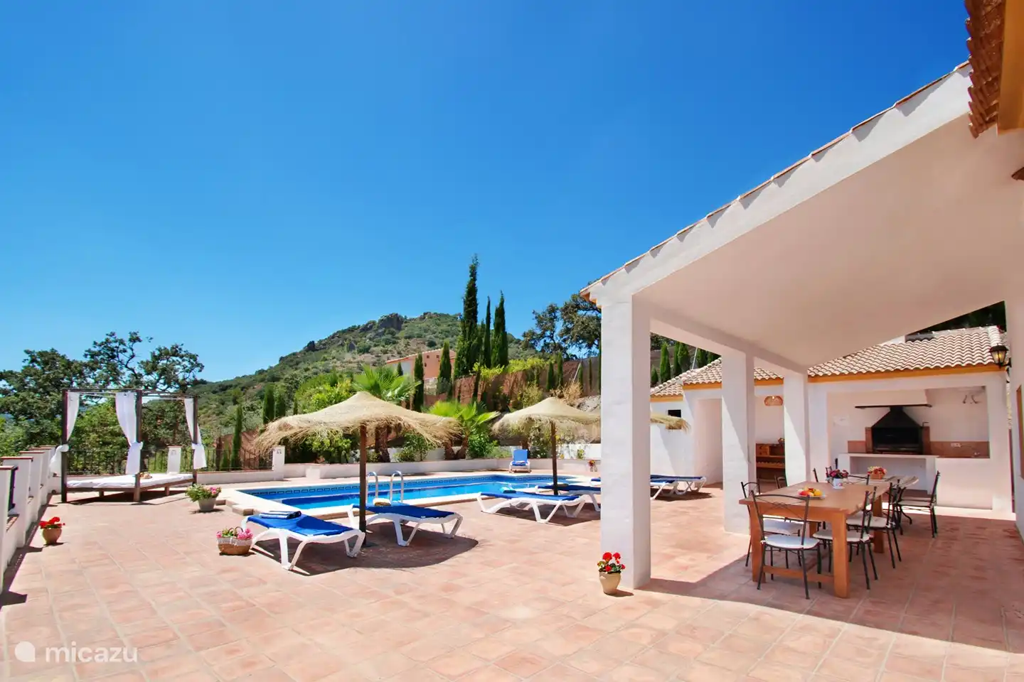 La gran terraza de la piscina