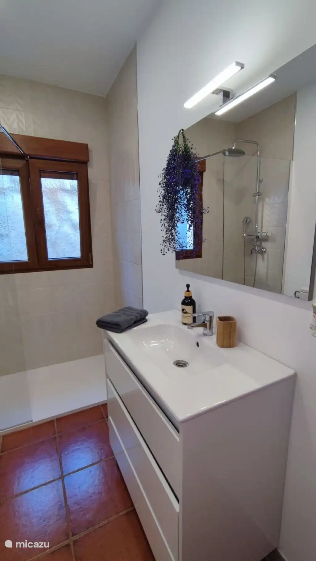 Amplio baño en la planta baja