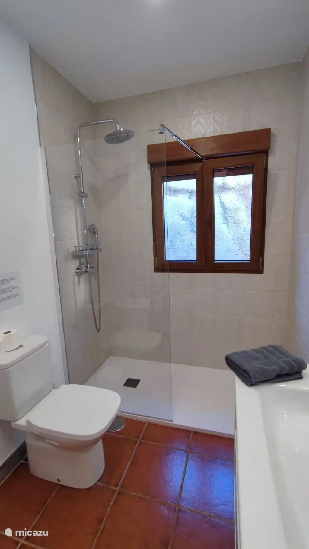 Amplio baño en la planta baja