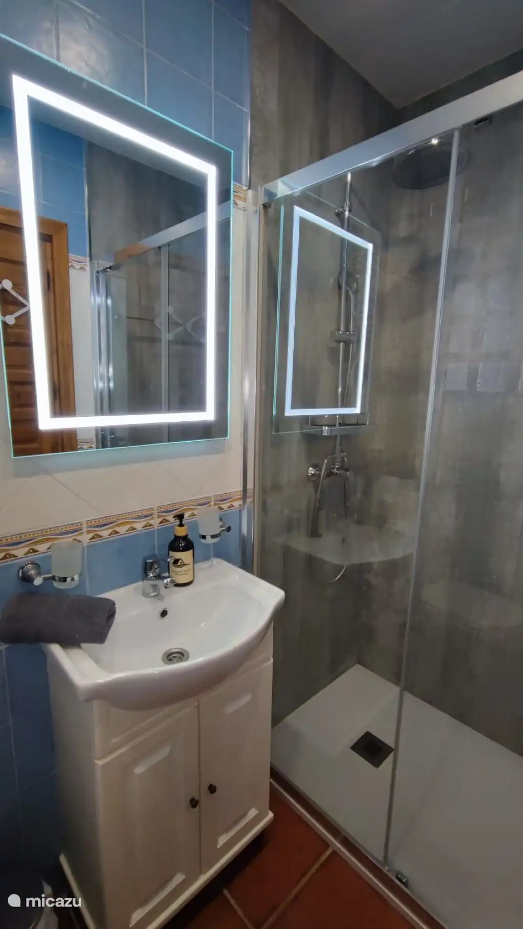 Baño en la planta superior con ducha, lavabo e inodoro