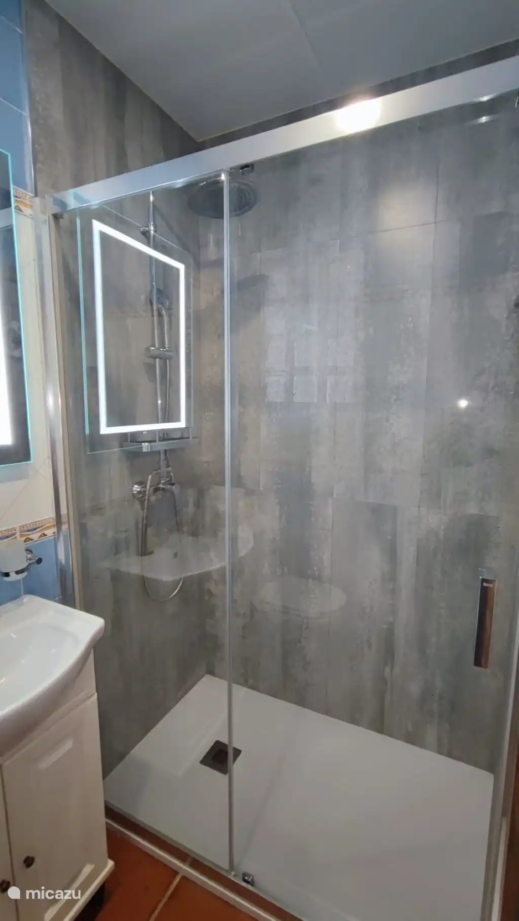 Baño en la planta superior con ducha, lavabo e inodoro