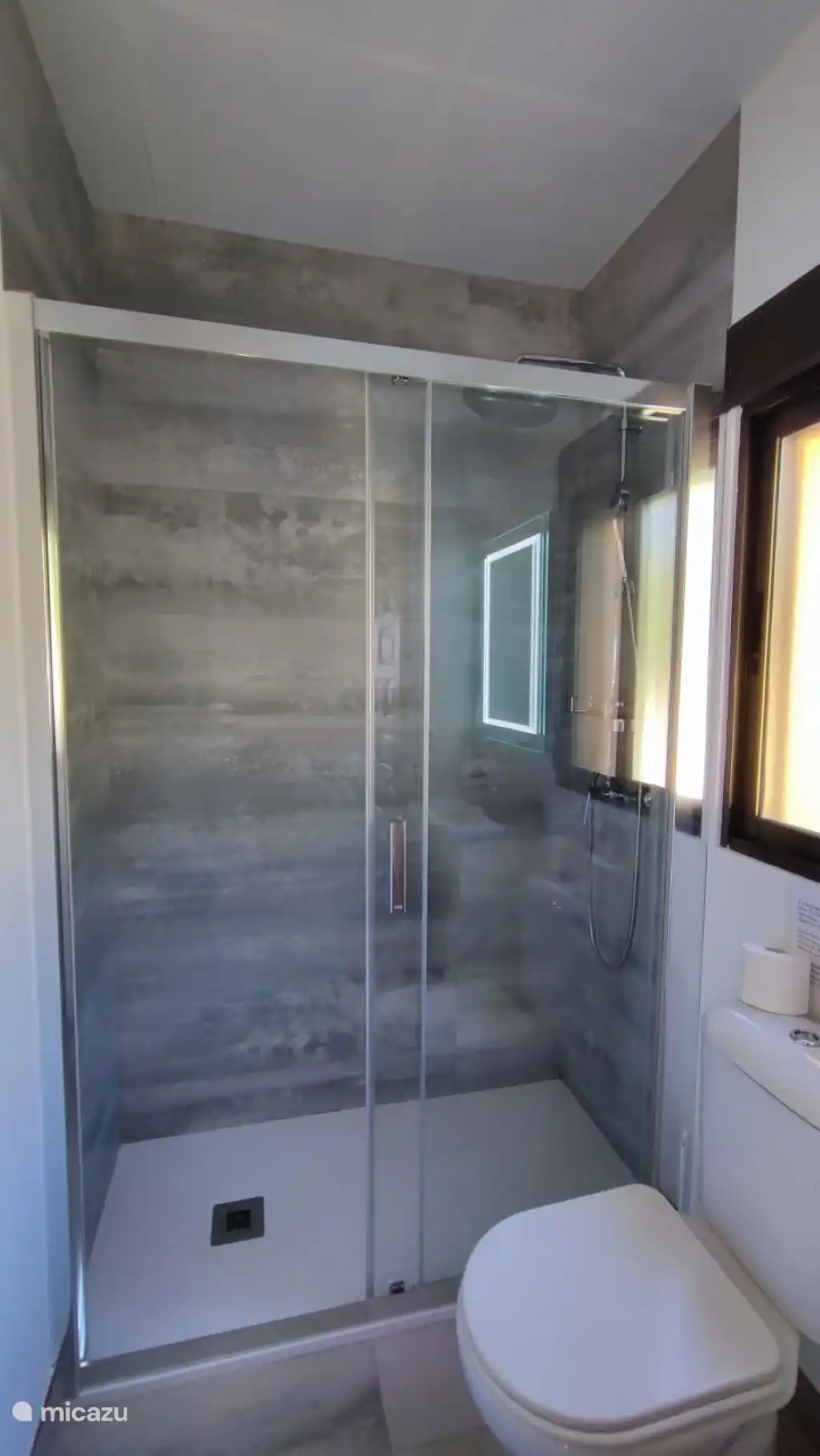 Cuarto de baño con ducha en el dormitorio de arriba