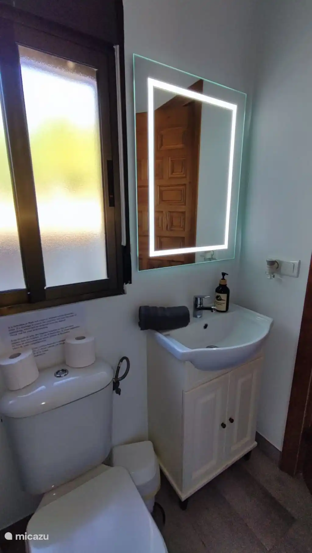 Con lavabo e inodoro