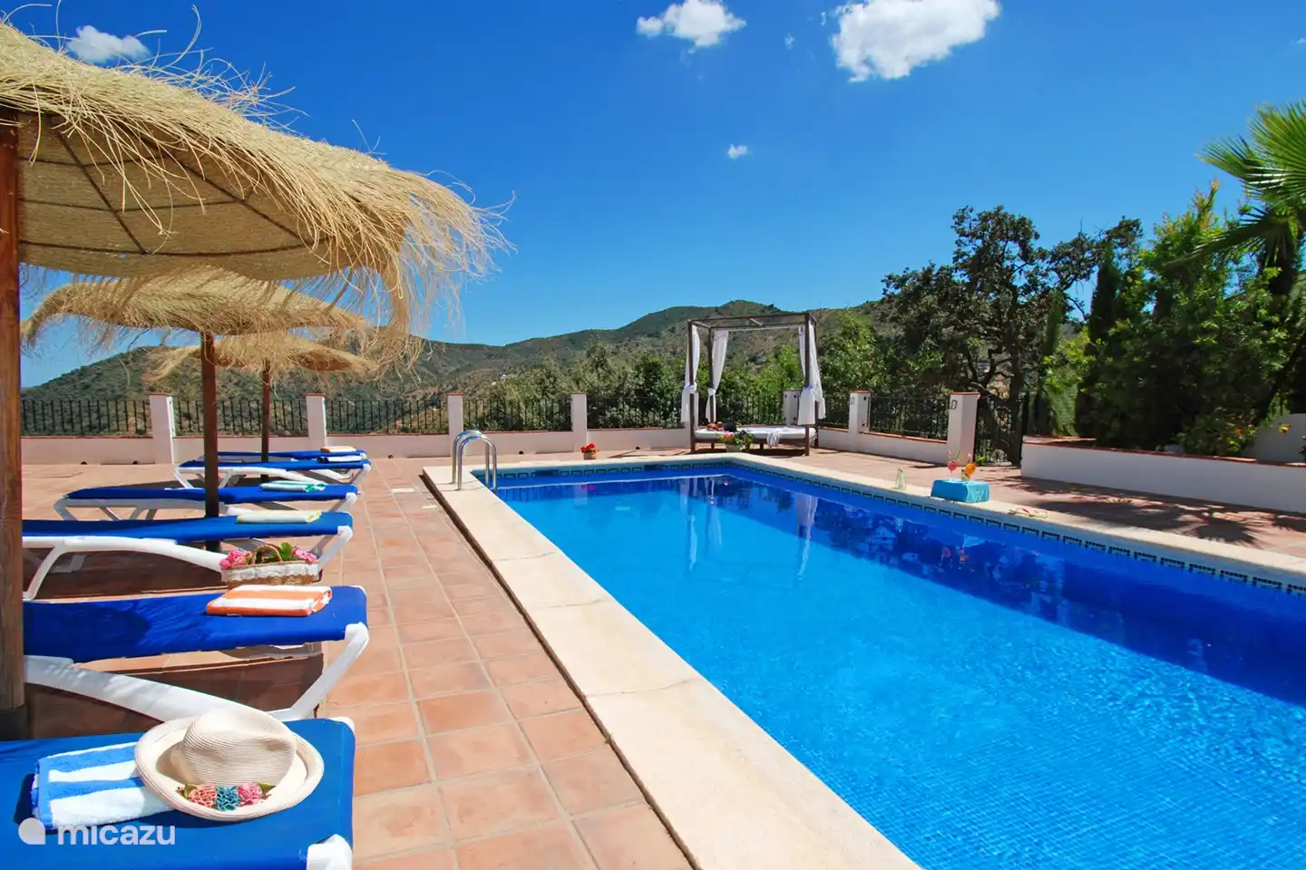 ¡Relájate junto a la piscina!