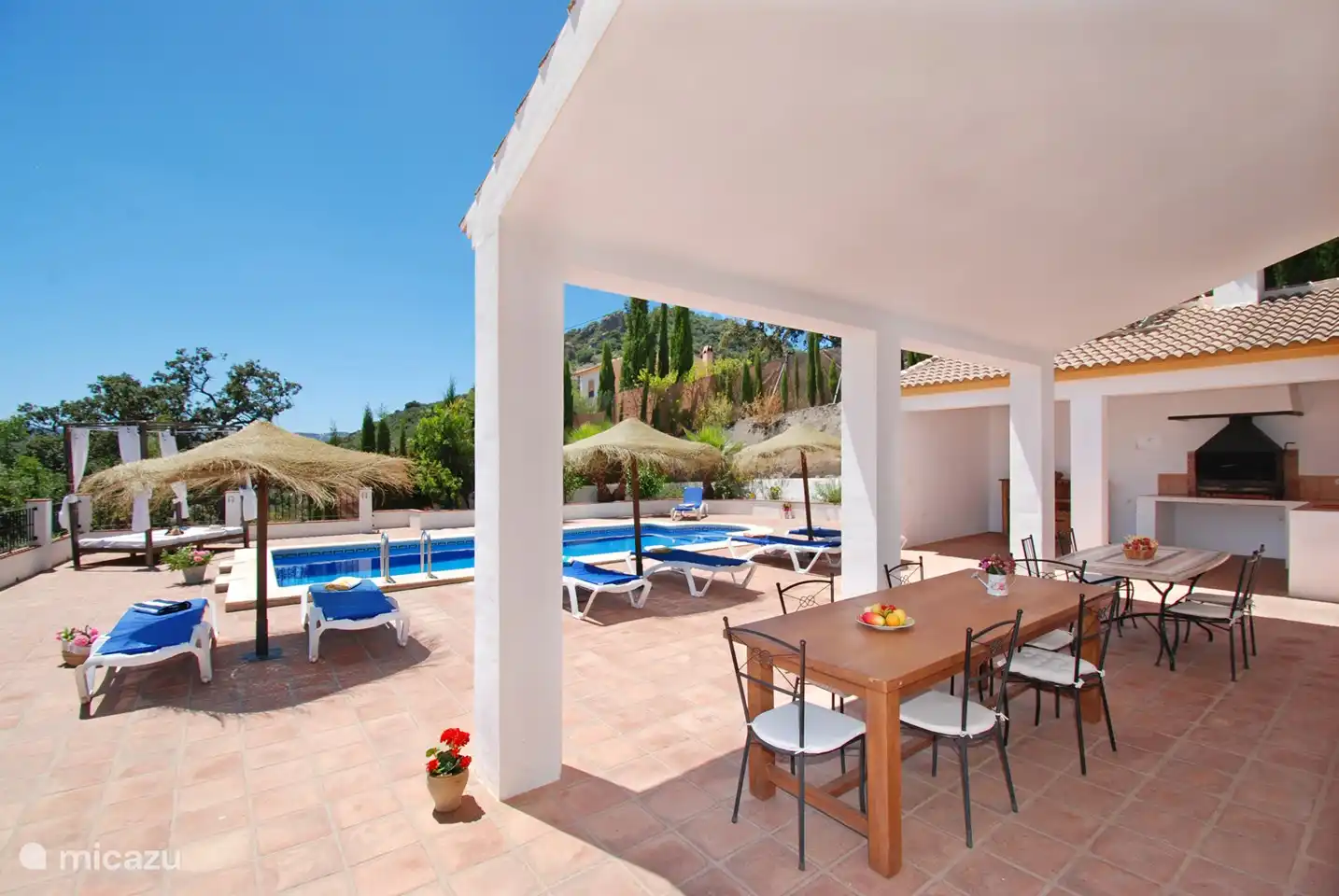 Disfrute de una cena y una copa de vino en las hermosas terrazas de Villa José 1.