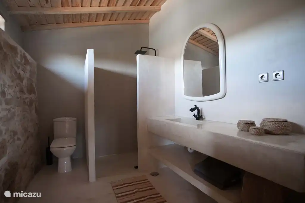 Geräumiges Badezimmer mit wundervoller Regendusche