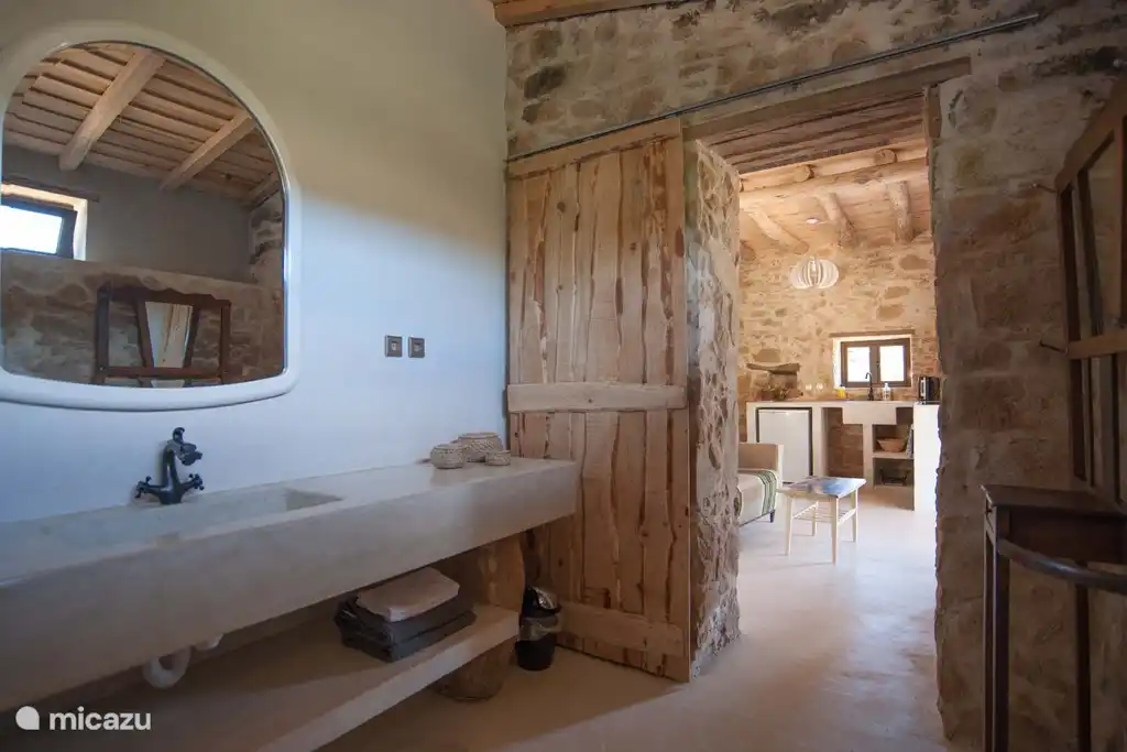 Ein Blick in den Wohnbereich und die Küche