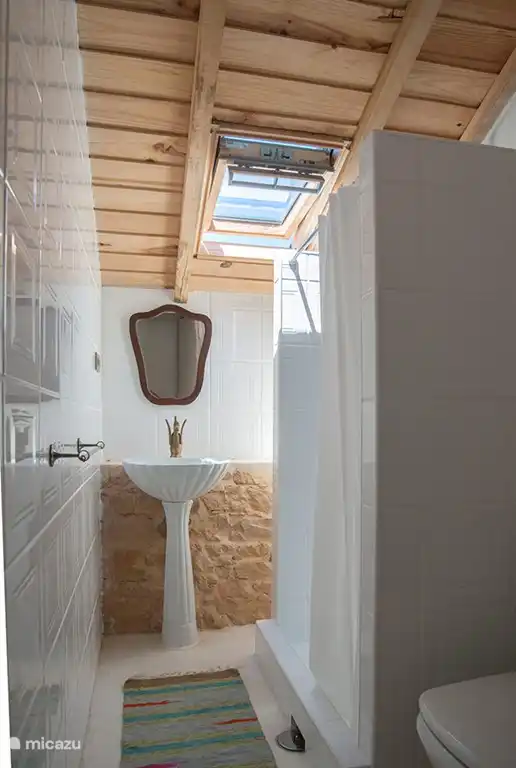 Salle de bain avec lavabo portugais