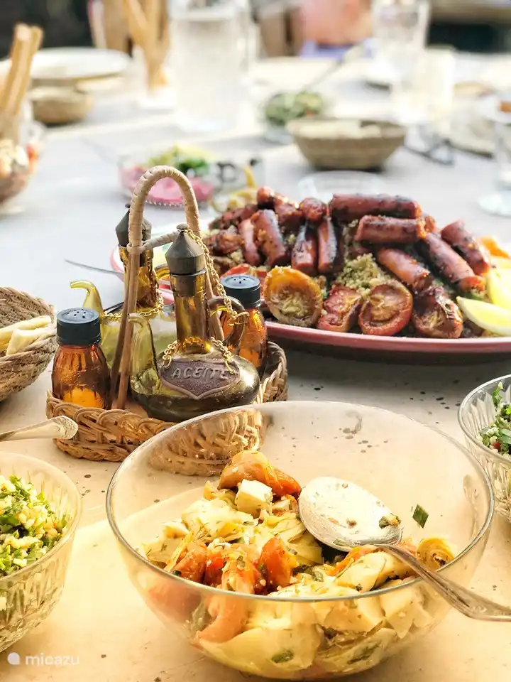 Pendant les mois d'été, le chef Kassie cuisinera pour les invités, s'il y a suffisamment d'intérêt